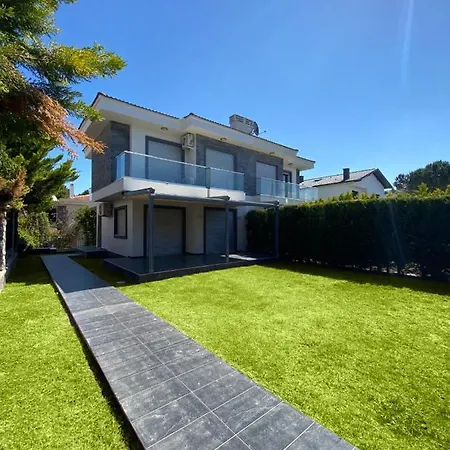 3- Bedroom With Large Garden 600m To Beach *