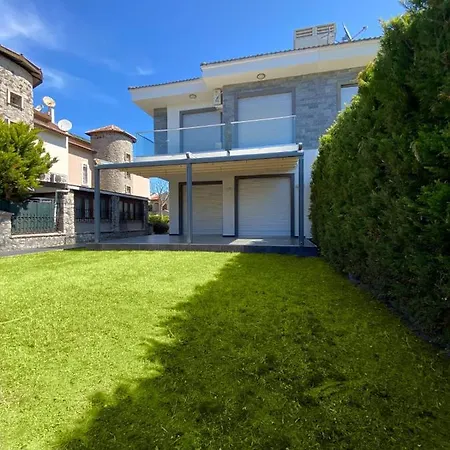 3- Bedroom With Large Garden 600m To Beach
