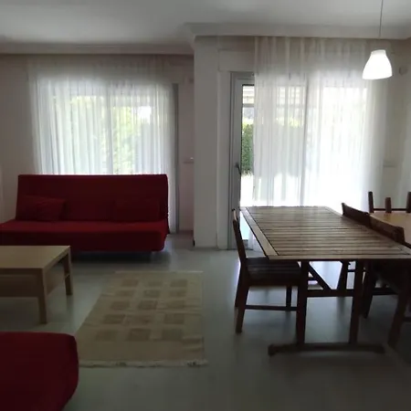 וילה 3- Bedroom With Large Garden 600m To Beach Çeşme