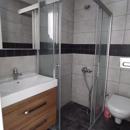 3- Bedroom With Large Garden 600m To Beach